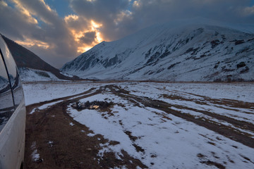 Kaukaz - Gruzja w zimowej szacie. Caucassus mountains in Georgia. © rogozinski