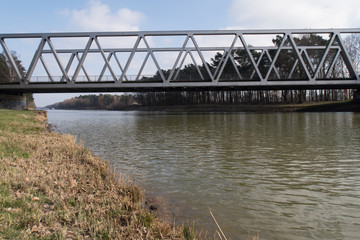 Kanalufer mit Brücke 