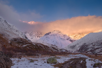 Fototapeta na wymiar Kaukaz - Gruzja w zimowej szacie. Caucassus mountains in Georgia.