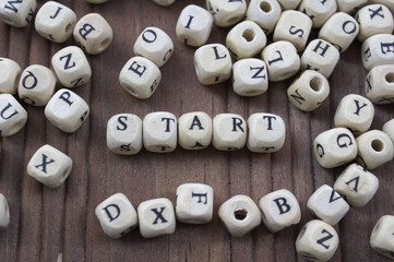 Start - mit Würfeln gelegtes Wort
