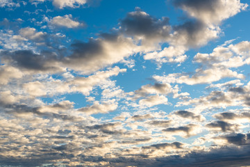 Obraz premium Cumulus sunset clouds with sun setting down