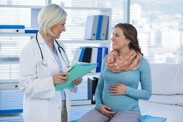 Obraz premium Pregnant patient consulting a doctor