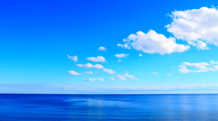 Blauer Himmel mit Wolken über dem Meer mit Horizont am Mittelmeer in Cala Millor auf Mallorca