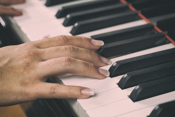 Obraz premium A woman playing piano