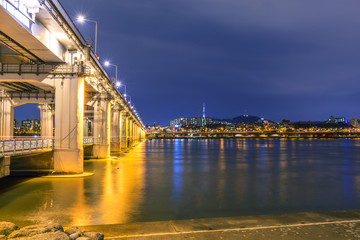 Naklejka premium Tęczowy most Banpo, Seul, Korea Południowa.