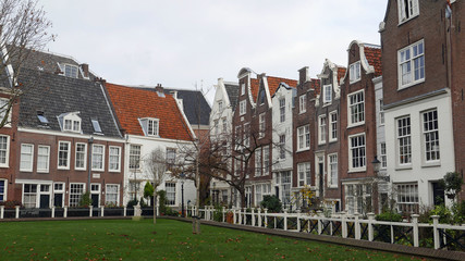 Fototapeta na wymiar Maisons et jardin du Béguinage à Amsterdam, Pays-Bas