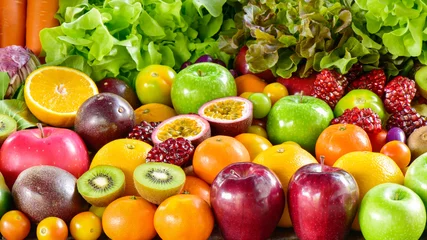 Fototapeten Verschiedenes frisches Obst und Gemüse für eine gesunde Ernährung © peangdao