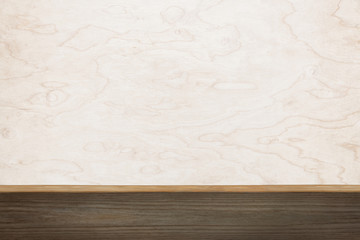 dunkler Holzboden und helle Holzwand mit Maserung - Raumdesign