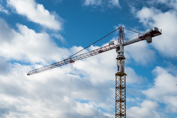 żółty dżwig na budowie 