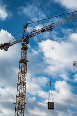Dźwig żuraw podczas przenoszenia ładunku © BlackMediaHouse