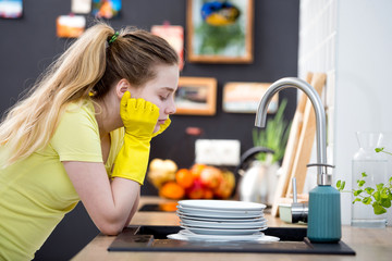  housework in the kitchen, dishwasher
