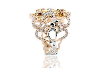 anillo con diamantes amarillos y blancos  rubies y zafiros