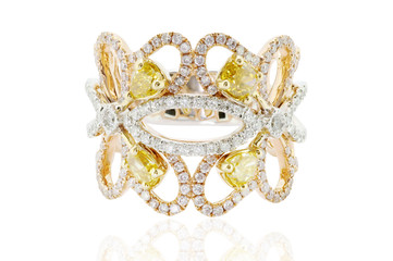 anillo con diamantes amarillos y blancos  rubies y zafiros