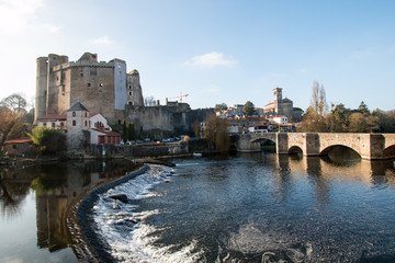 Ville de Clisson, vue sur le pont et le château avec la rivière et vue sur la ville, Loire-Atlantique