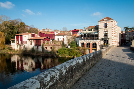Ville de Clisson, vue sur le pont et le ch&acirc;teau avec la rivi&egrave;re et vue sur la ville, Loire-Atlantique