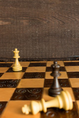 Scacchi fotografati su una scacchiera