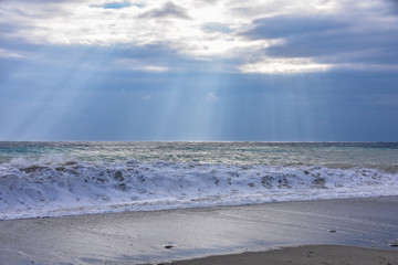 I colori del mare e delle onde dopo una tempesta.