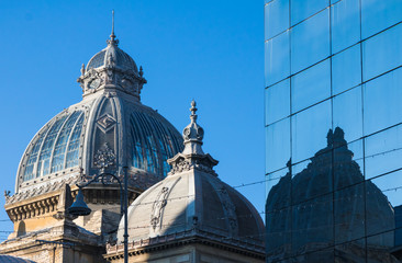 Cupole e riflessi su grattacieli a Bucarest
