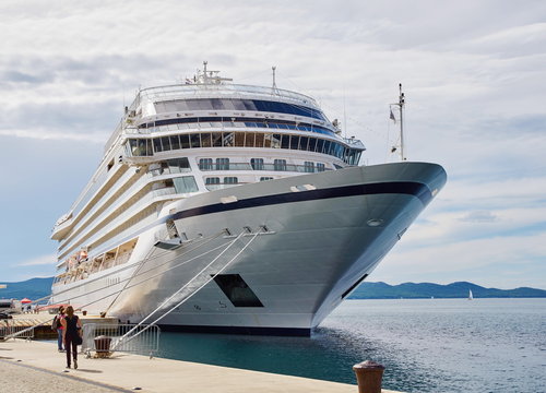 Kreuzfahrtschiff im Hafen von Zadar