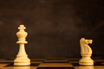 Scacchi fotografati su una scacchiera