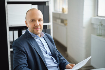 seriöser geschäftsmann am arbeitsplatz