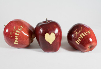 Äpfel mit der Aufschrift Eat better Feel better und einem Herz