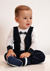 Retrato de un bebe con traje smoking.
