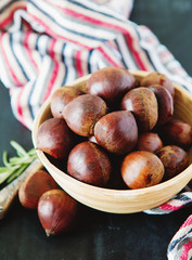 Obraz premium Fresh chestnuts in yellow bowl