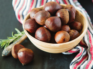 Obraz premium Fresh chestnuts in yellow bowl