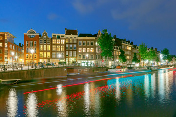 Obraz premium Amsterdam. Nocny widok domów wzdłuż kanału.