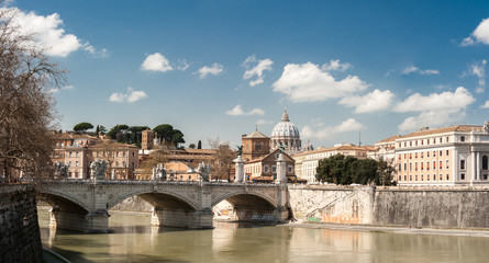 Hochwasser im Tiber mit Tiberbrücke