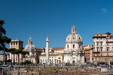 Fototapeta na wymiar Forum Romanum das Trajansforum mit Touristen