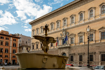 Palazzo Farnese mit Springbrunnen