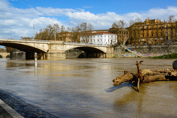 Tiber Hochwasser mit Treibgut