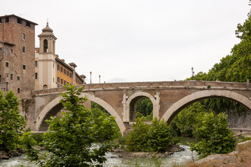 Fototapeta na wymiar Brücke über den Tiber zur Tiberinsel