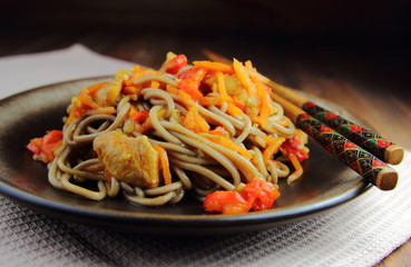 лапша гречневая с курицей ,острым перцем и морковью
