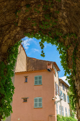 Fototapeta na wymiar picturesque archway in Seillans, France