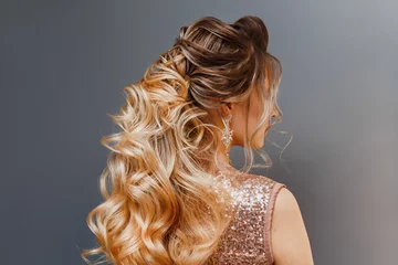 Photo sur Plexiglas Salon de coiffure Vue arrière d& 39 une femme aux cheveux teints avec une belle coiffure de soirée ou de mariage