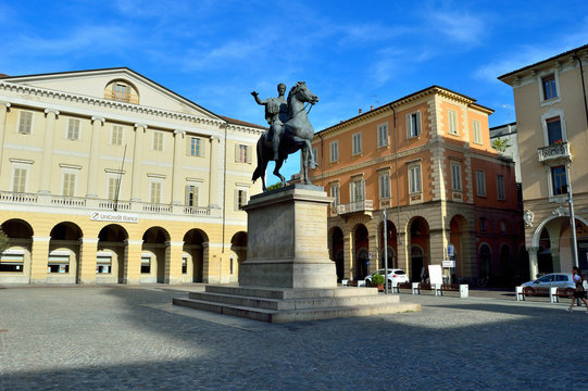 Statua Carlo Magno Piazza Mazzini