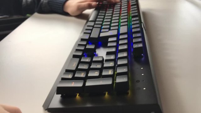 Kind spielt am PC 