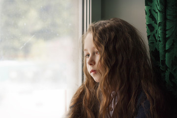 Девочка у окна