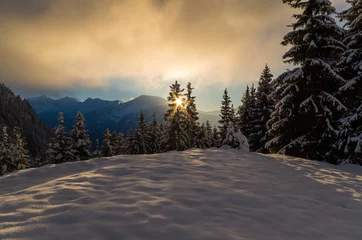 Crédence de cuisine en verre imprimé Hiver Winter scene with sunset in mountains