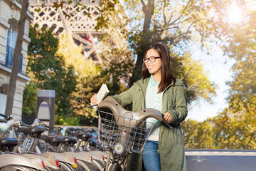 Fototapeta na wymiar Beautiful girl with a bike in Paris