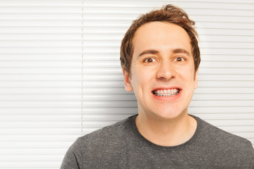 Naklejka premium Portrait of smiling young man with dental braces