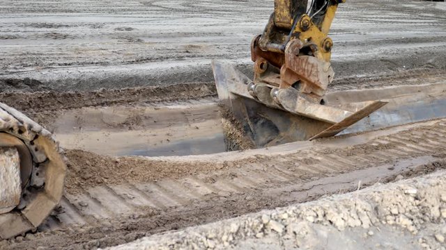 grue et son godet trap&egrave;ze