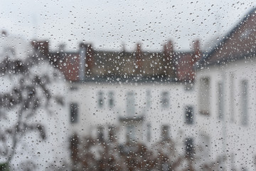 Regentropfen auf einer Fensterscheibe