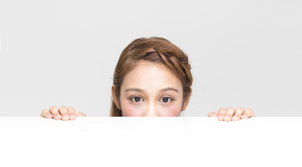  テーブルを覗き込む少女