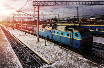 Obraz premium pociąg z wagonami na peronie o zachodzie słońca