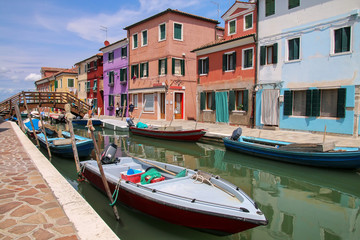 Obraz na płótnie Canvas Colorful houses by canal in Burano, Venice, Italy.