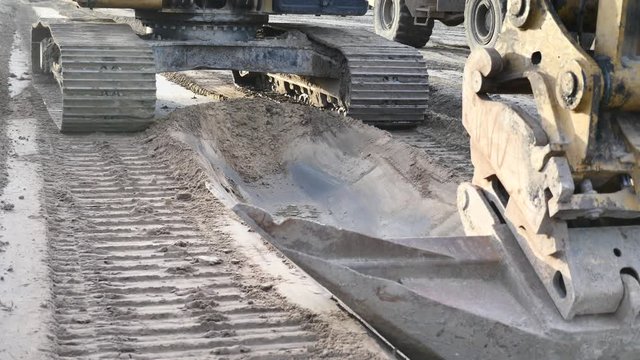 grue et son godet trap&egrave;ze